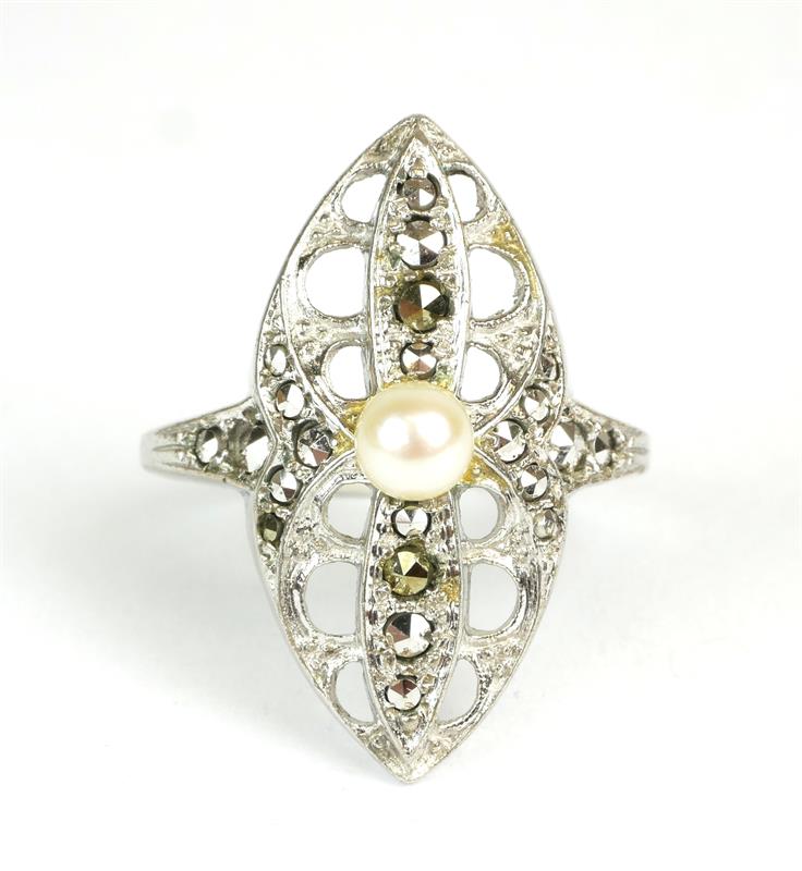 Stříbrný prsten s perlou