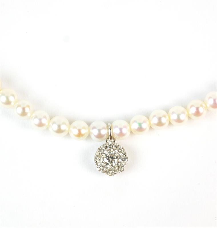 Perlový náhrdelník s briliantovým přívěskem