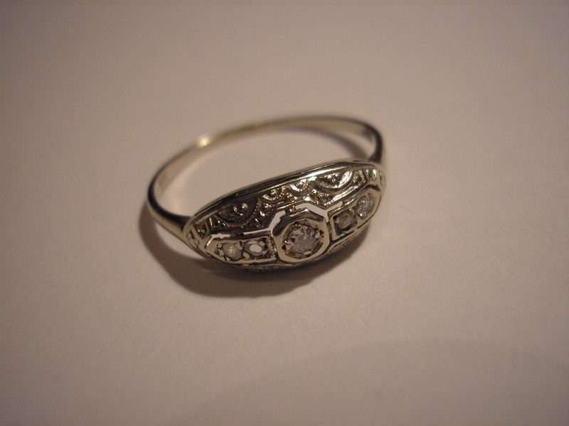 Zlatý art-deco prsten s diamanty