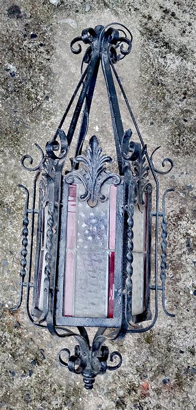 Kovaná lucerna s vitráží