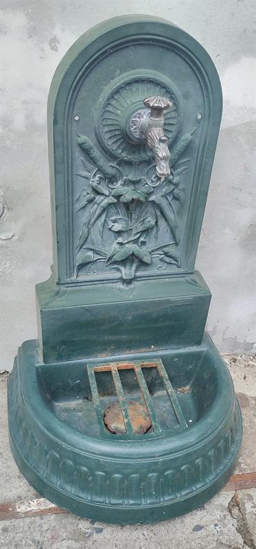 Litinové zahradní pítko