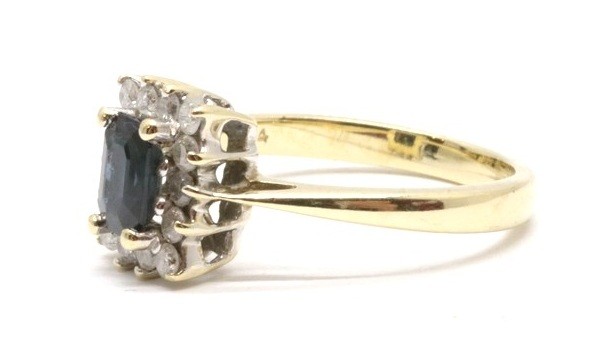 Zlatý prsten s diamanty a safírem
