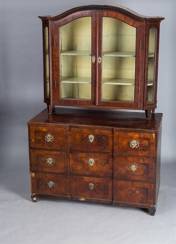 Komoda s nástavbou klasicismus