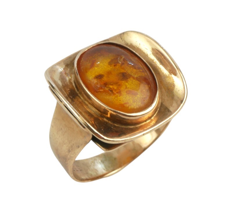 Zlatý prsten s jantarem