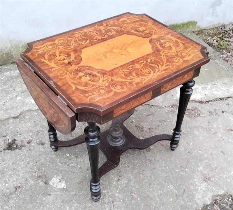 Bohatě intarzovaný stolek