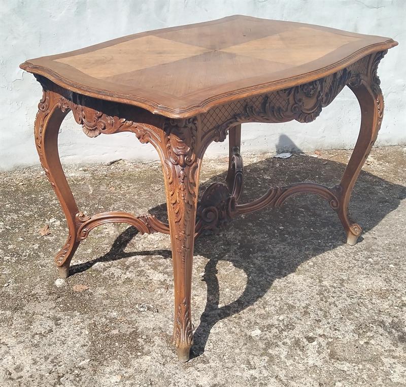 Pseudo rokokový stůl