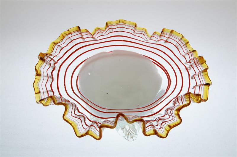 Secesní mísa s opálovým jádrem a ovíjená rubínovou nití