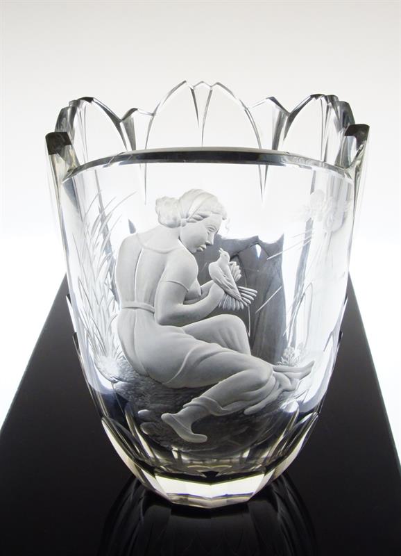 Masivní fazetově broušená váza s rytinou Dívka s holoubkem