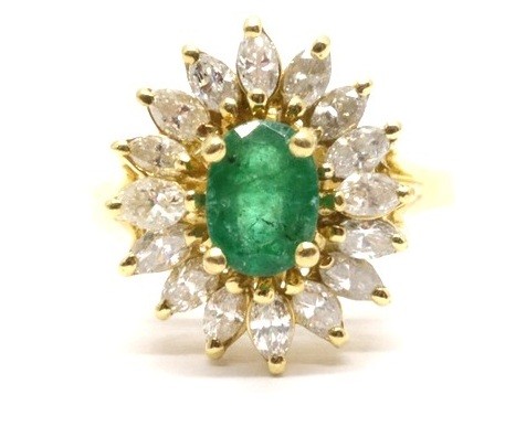 Zlatý prsten s diamanty a smaragdem