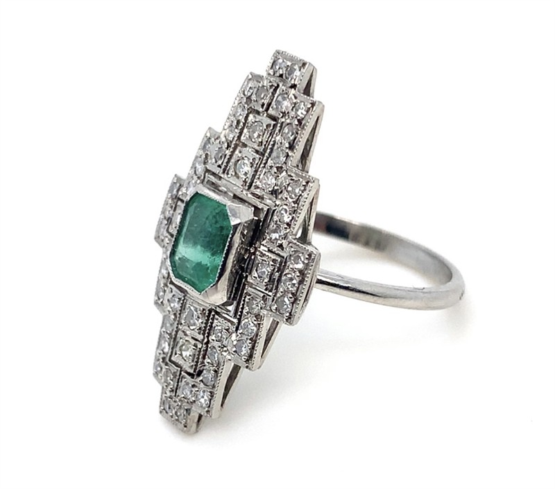 Platinový prsten s brilianty a smaragdem