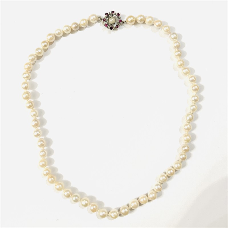 Perlový náhrdelník se stříbrný zapínáním s rubíny a perlou
