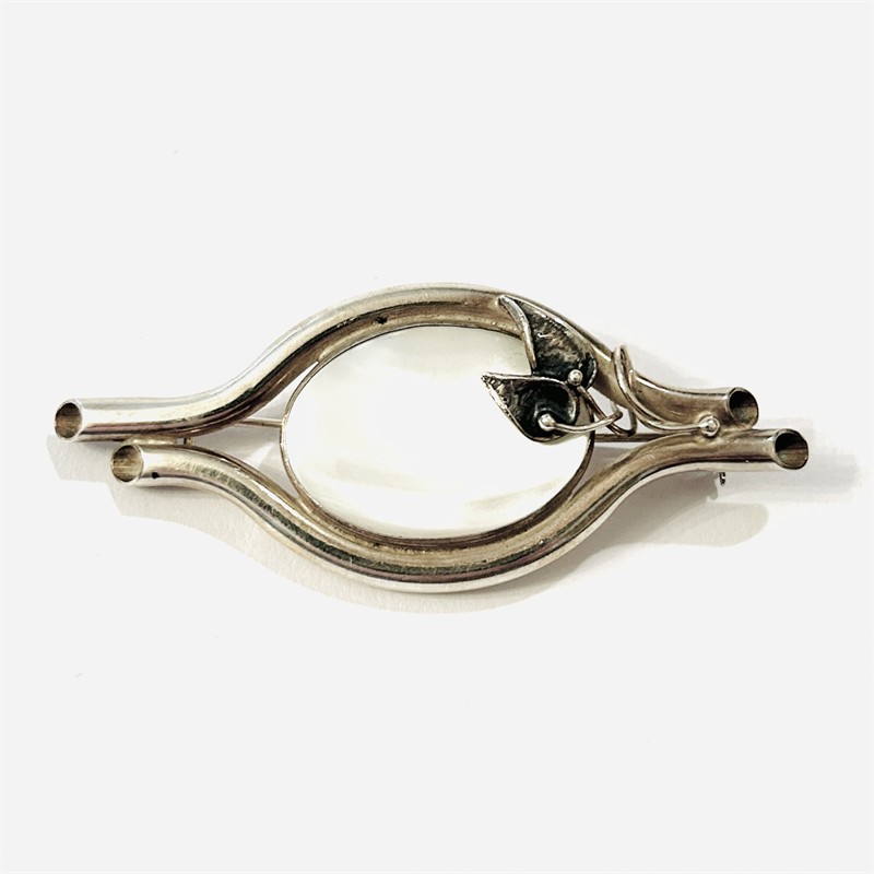 Stříbrná autorská brož s perleťovým kamenem