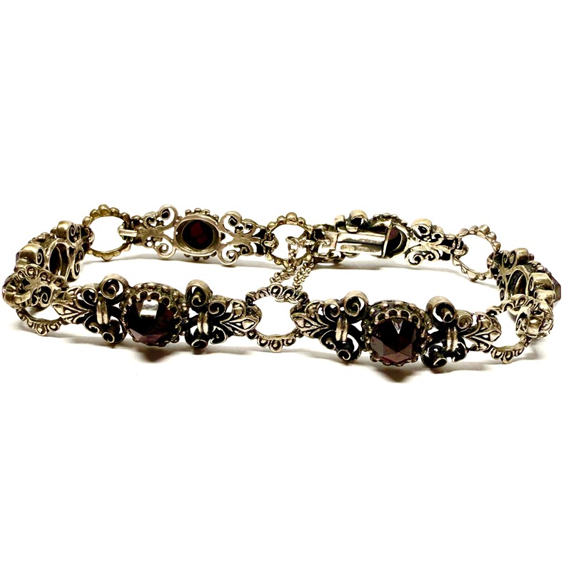 Zdobný stříbrný náramek s velkými granáty