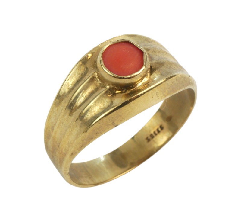 Zlatý prsten s korálem