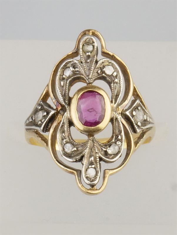 Zlatý prsten s rubínem a diamanty