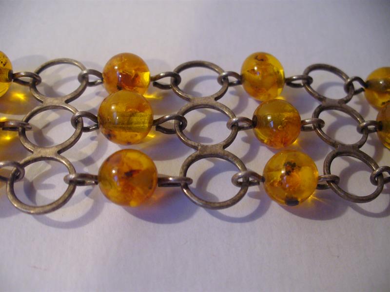 STŘÍBRNÝ  NÁRAMEK  S  JANTAROVÝMI  KULIČKAMI