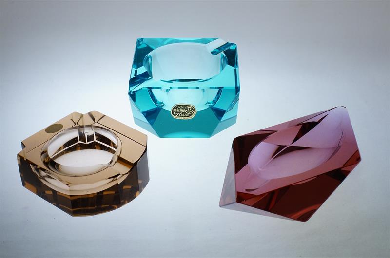 Konvolut různě barevných fazetově broušených popelníků