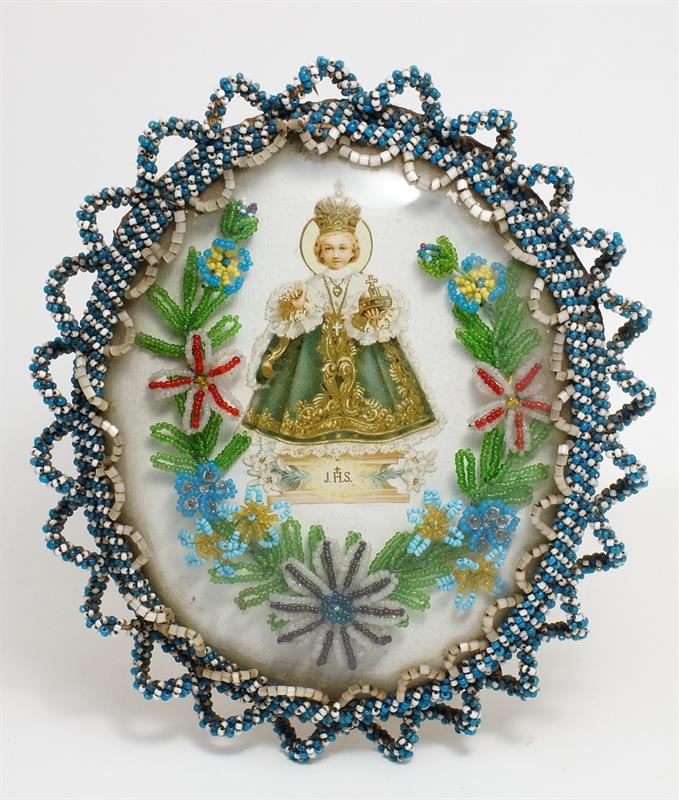 Skleněný oválný medailon - Pražské Jezulátko nápise J.H.S.