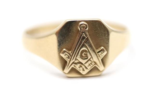 Zlatý prsten se zednářským symbolem