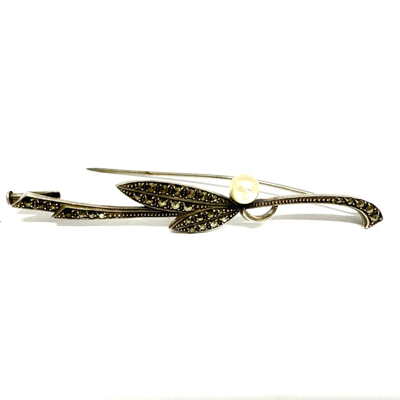 Stříbrná secesní brož s perlou a markazity