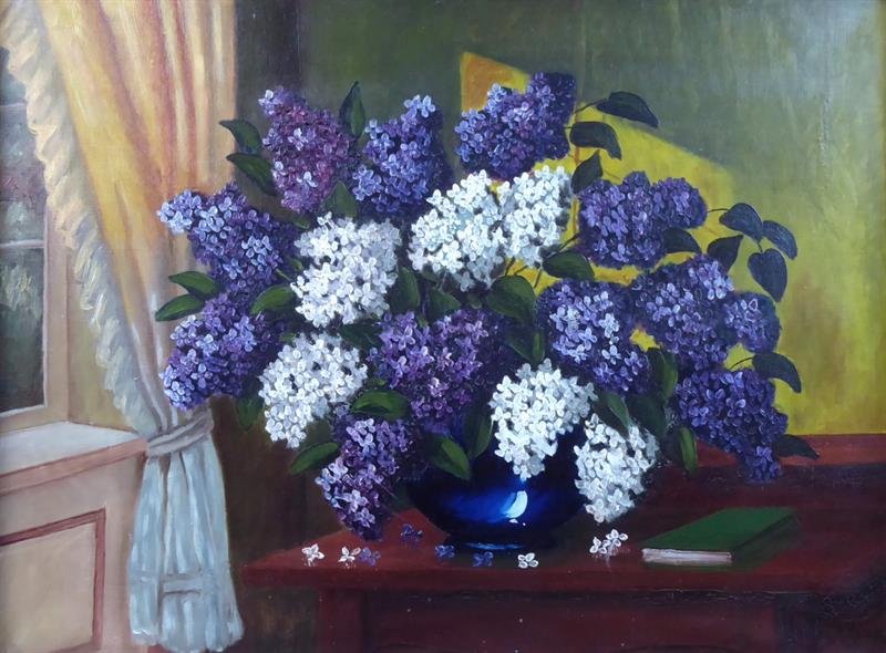 Šeříky v modré váze na stole u okna