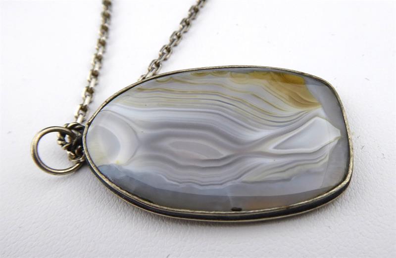 Stříbrný řetízek a přívěsek s achátem