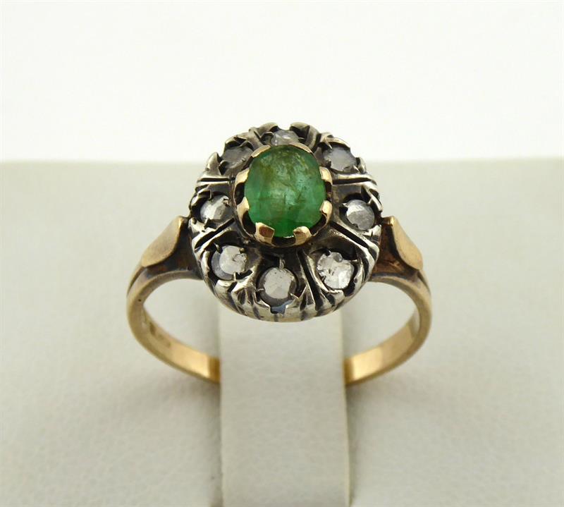 Prsten s přírodním smaragdem a osmi diamanty