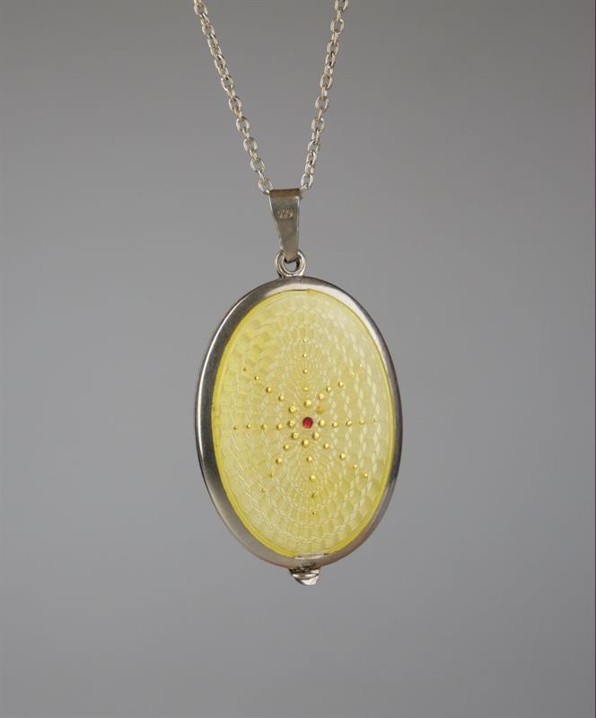 Stříbrný medailon se smaltem