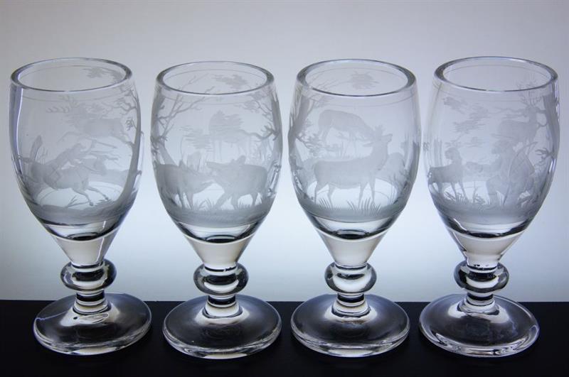 Sada čtyř starých sklenic s rytinou loveckých motivů