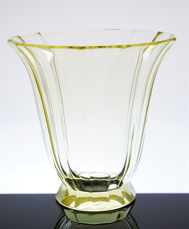 Celoplošně broušená váza z citrínového skla na patce