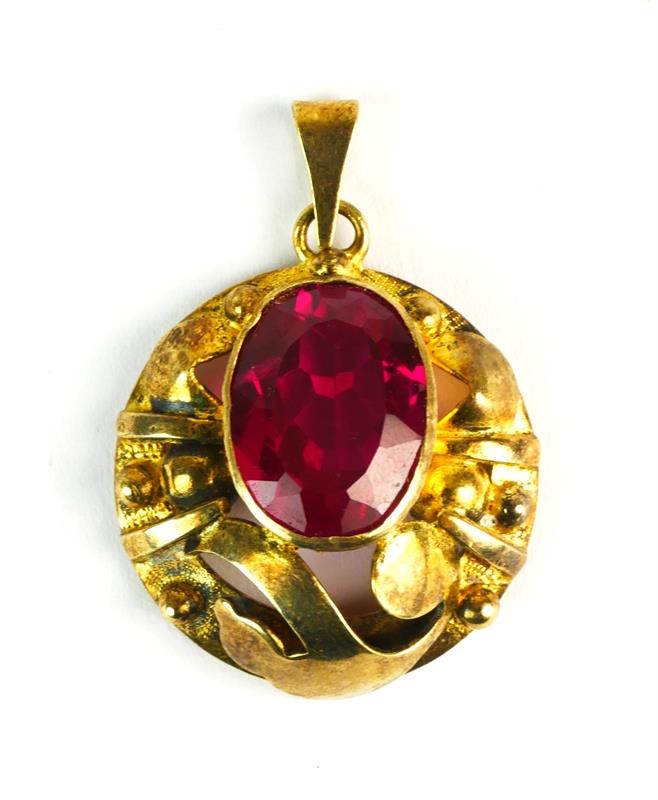 Stříbrný závěs s červeným kamenem