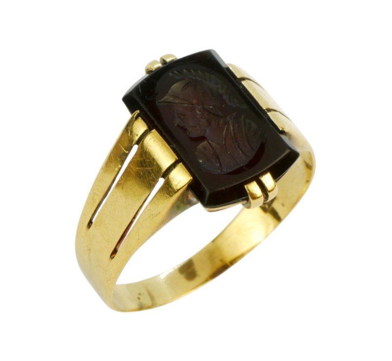 Zlatý prsten s intaglií antického válečníka