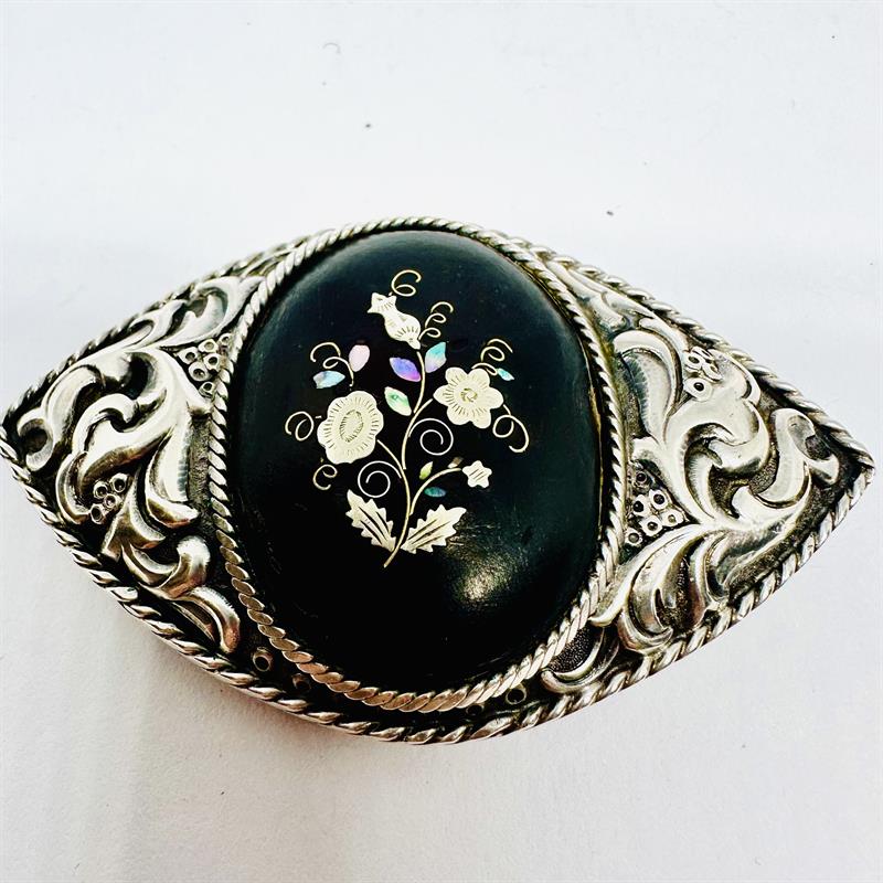 Stříbrná velká brož s dřevem inkrustovaným perletí