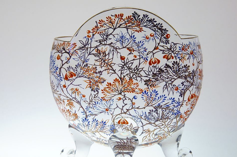 Váza - žardiniera na nožkách z 19. století bohatě malovaná transparentními emaily a zlatem