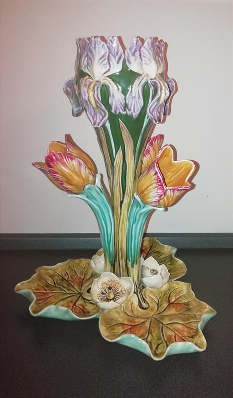 Secesní nastolec s vazou