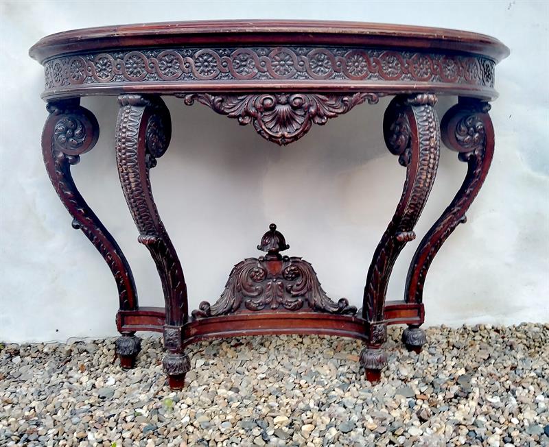 Vyřezáváný konzolový stolek