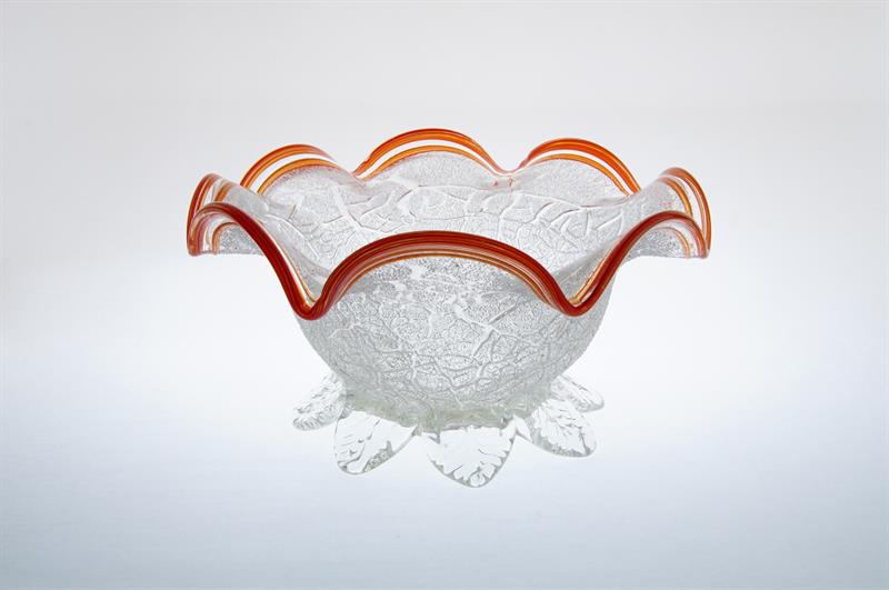 Secesní mísa ovíjená rubínovou nití dekorovaná skelnou drtí