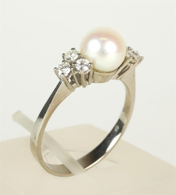 Zlatý prsten s perlou a brilianty