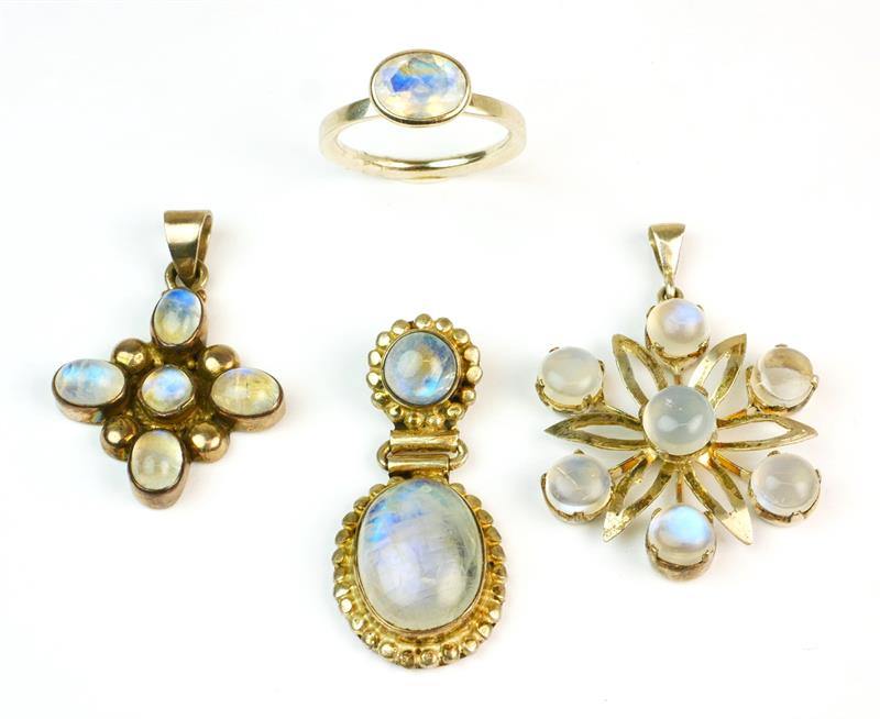 Konvolut stříbrných šperků s měsíčními kameny