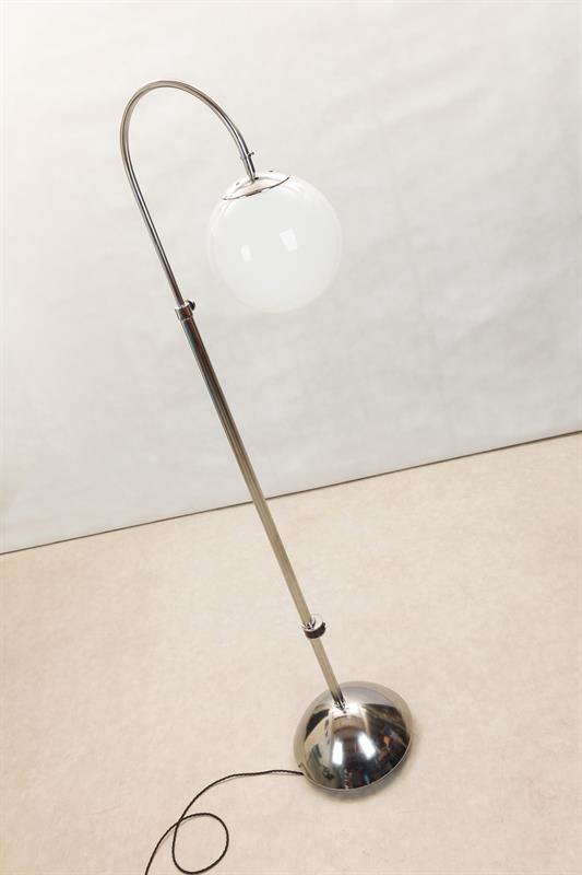 STOJACÍ LAMPA-FUNKCIONALISMUS