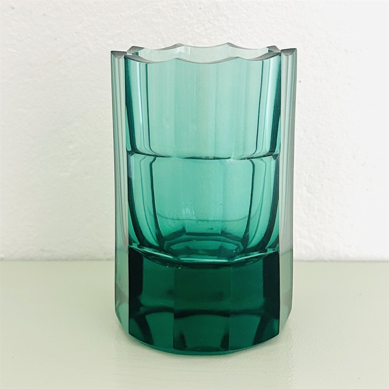 Skleněný starožitný broušený zelený pohár