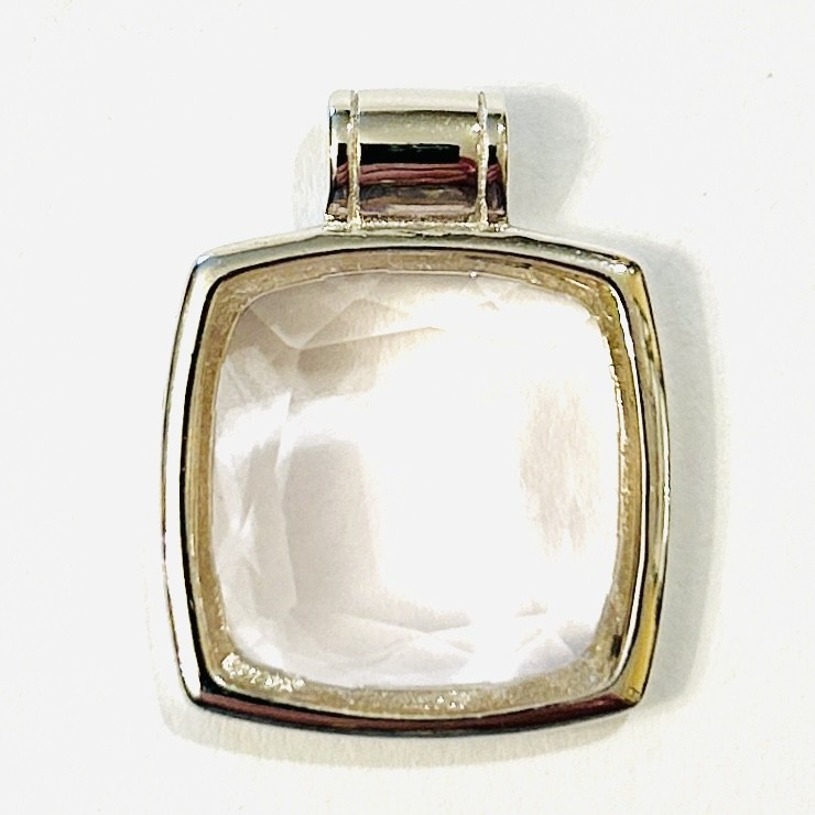 Stříbrný moderní přívěšek s čirým růženínem