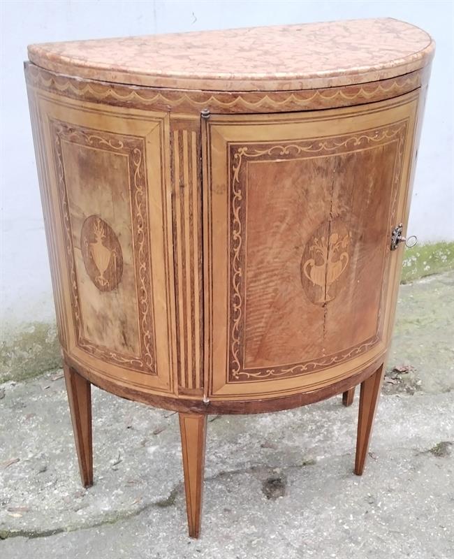 Intarzovaná komoda s mramorem