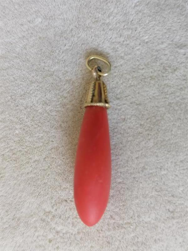 Zlatý přívěsek s korálem