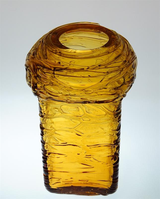 Secesní váza ambrové sklo foukané do formy niťové nálepy