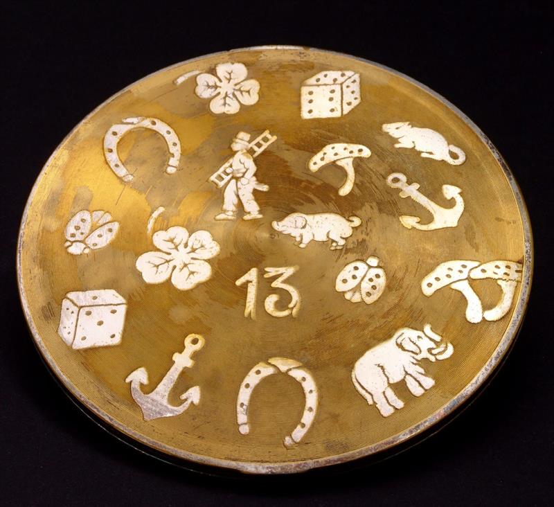 Pudřenka art deco se symboly štěstí, stříbřený kov