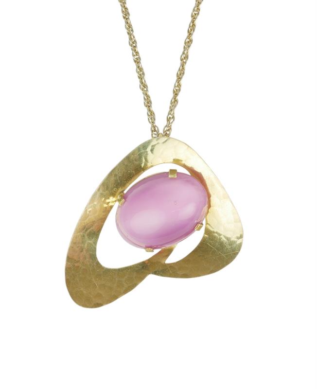 Stříbrný pozlacený náhrdelník s růžovým kamenem
