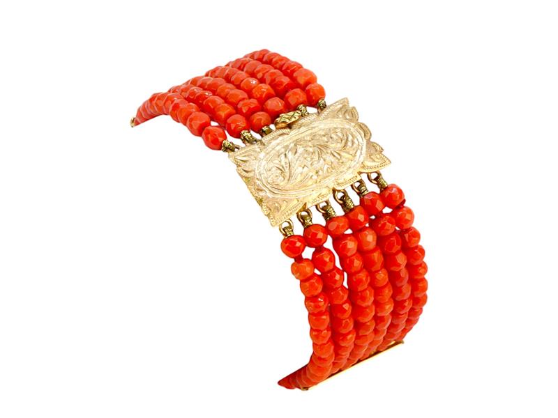 Korálový náramek se zlatým uzávěrem