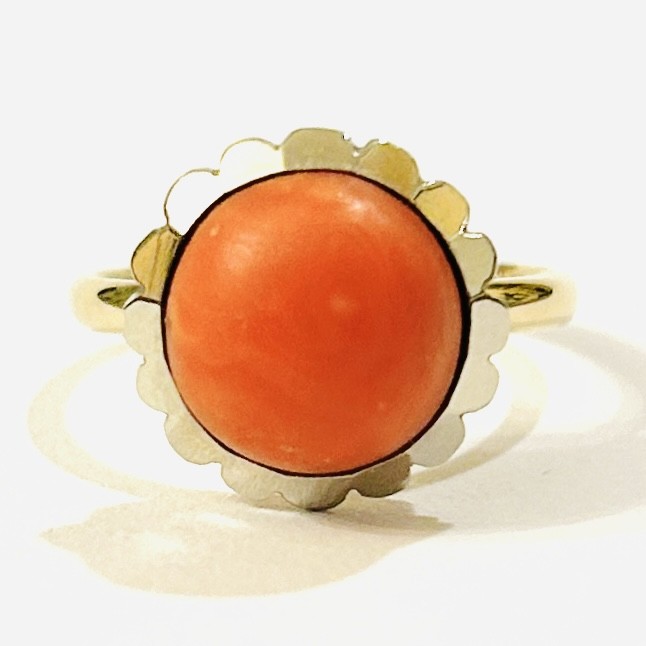 Zlatý art-deco prsten s mořským korálem