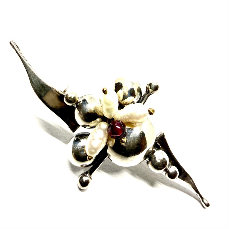 Originální stříbrná brož s říčními perlami a almandinem